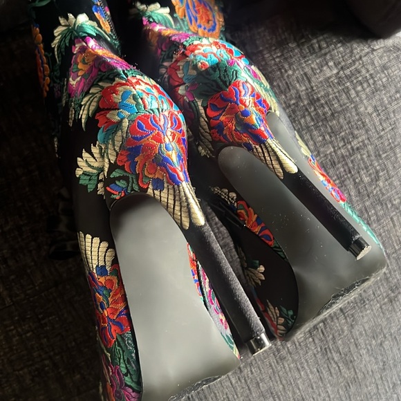 Stiletto Boot!! These are RARE! Worn once! EXCELLENT CONDITION! - Picture 3 of 7